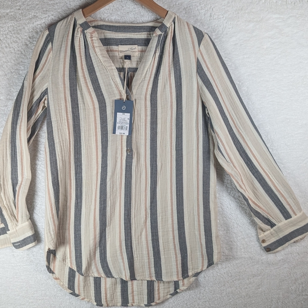 274-Universal Thread Striped‎ V-Neck Blouse